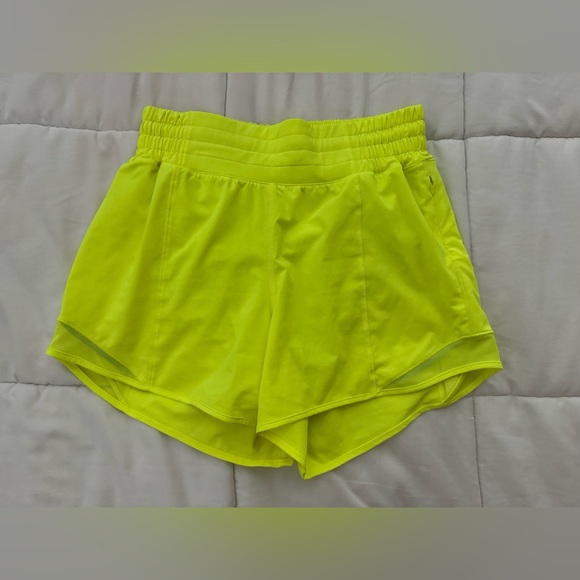 Lululemon Hotty Hot High-Rise Short 4"
Highlight Yellow neon 🌟 - Picture 10 of 12